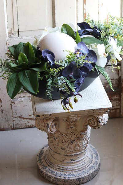 Laos Dekoriano, kompozycja kwiatowa w podłużnym naczyniu - łódce, dł.85cm 