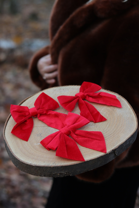 Aksamit Red Velvet, welurowa kokarda - pluszowa zawieszka