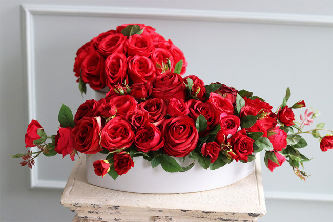 czerwona kompozycja kwiatowa z różami, Miłość Manfredo, wym.20x50cm 