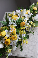 Amira Long, dekoracja kwiatowa na stół Wielkanocny