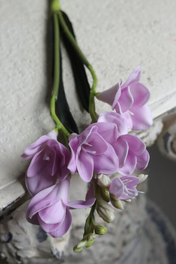 Frezje, gumowe sztuczne kwiaty, gałązka liliowa