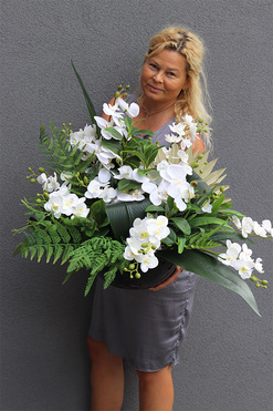 White Orchidera Classica, kompozycja nagrobna w misie, wym.65x70cm 