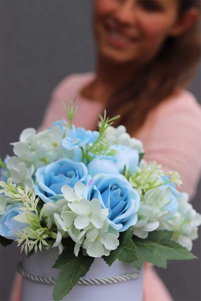 Light Blue, flowerbox z błękitną różą, wys.25cm