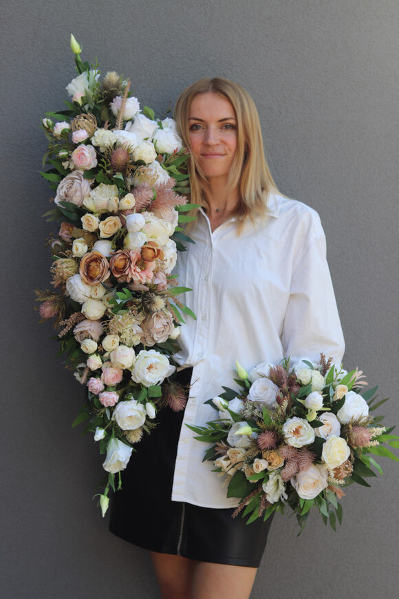 November Boho Chicc, kompozycja kwiatowa w białej misie