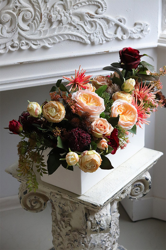 Miodowy Dom Banerra, kompozycja kwiatowa w donicy