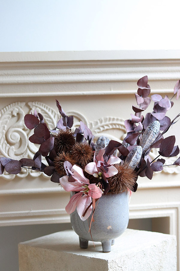 Izaria 2, kompozycja kwiatowa w naczyniu z suszem