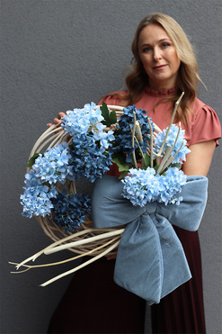 Niebieska Kokarda, wianek na drzwi z hortensjami, wym.40x72cm