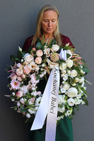 Dolera Pink, wieniec / wiązanka pogrzebowa ze wstęgą, śr.68cm