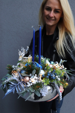 Blue Eveline Pompadour, świąteczny stroik LED, wym.37x35cm 