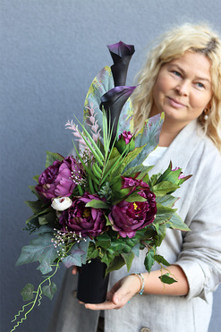 Klerra, bukiet nagrobny we wkładzie z czarną kalią, dł.60cm