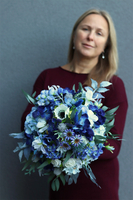 Gerinia 2, błękitna kompozycja kwiatowa w złotej donicy