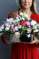 Celesti, kompozycja kwiatowa w lustrzanej donicy