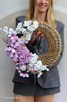 Anette, wianek dekoracyjny z różowymi kwiatami