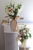 Amelia Eustoma White, kompozycja kwiatowa w wazonie