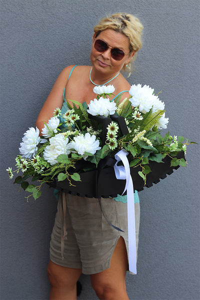 Wspomnienie Kolesso, dekoracja nagrobna w drewnianym koszu