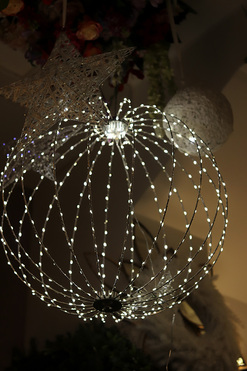 OD RĘKI Christmas Light, świąteczna wisząca kula LED, srebrna, śr.38cm 