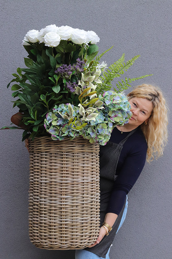 White Rose Bahama, kompozycja z kwiatami w koszu