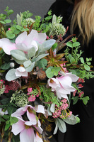 Adelita Olive, efektowna kompozycja kwiatowa w wazonie, wym. 45x45cm