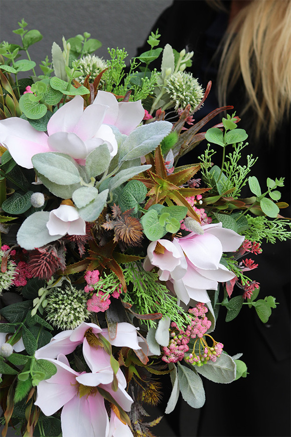 Adelita Olive, efektowna kompozycja kwiatowa w wazonie, wym. 45x45cm