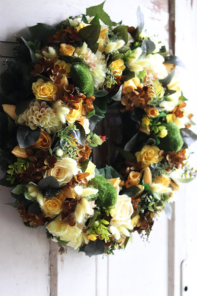 Goldita, bogaty wieniec nagrobny na igle, śr.50cm 