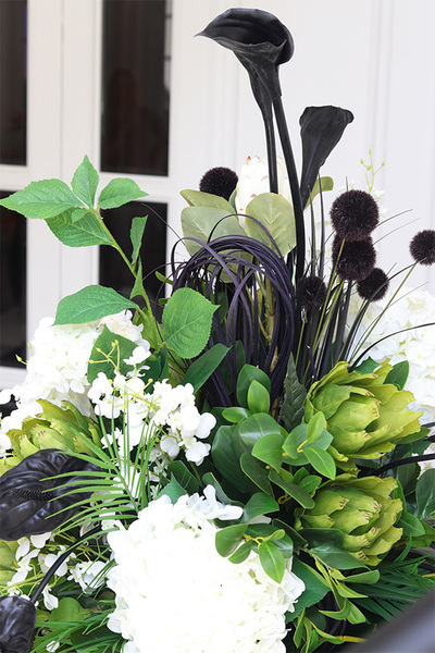 Black&White Opera Saute, kompozycja kwiatowa w naczyniu klienta