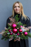 Magenta Xmas, świąteczna kompozycja nagrobna w misie