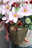 Adelita Silver, efektowna kompozycja kwiatowa w srebrnym wazonie, wys.50cm