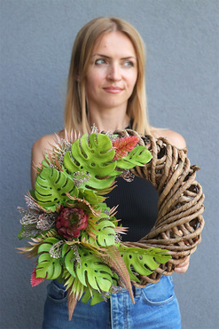 OD RĘKI Zielona Monstera, asymetryczny wianek dekoracyjny, rozp.32cm 