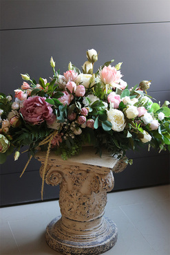 Noemi Longia, kompozycja kwiatowa na długi stół, wym.42x120cm