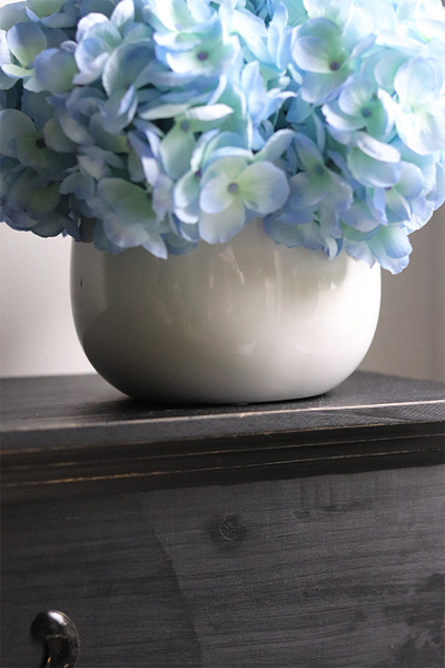 Błękit, kompozycja kwiatowa z niebieskich hortensji
