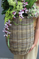 Green Rose Bahama, kompozycja z kwiatami w koszu