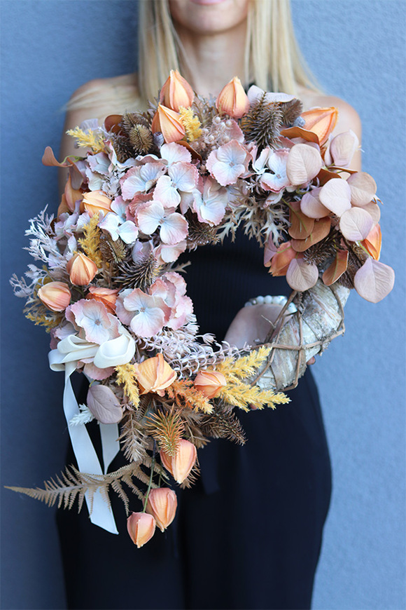 Beżowa Mgła, asymetryczny wianek z miechunką, śr.38cm