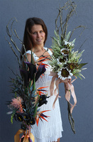 Olivetti, bukiet nagrobny z białymi słonecznikami, dł.115cm