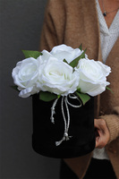 Biel Kwiatów Roses, flowerbox welurowy z białymi różami