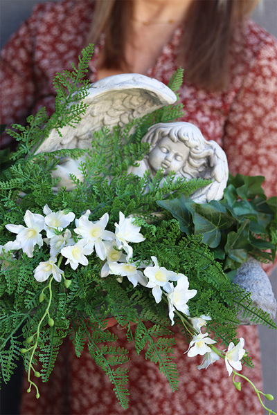 Śpiący Anioł Volcan, dekoracja nagrobna na plastrze drewna