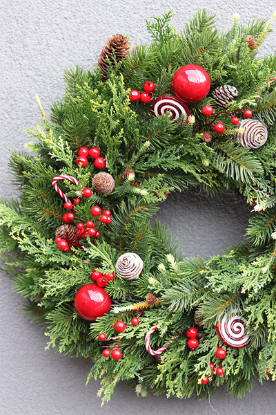 Karminowe Korale, świąteczny wianek na drzwi