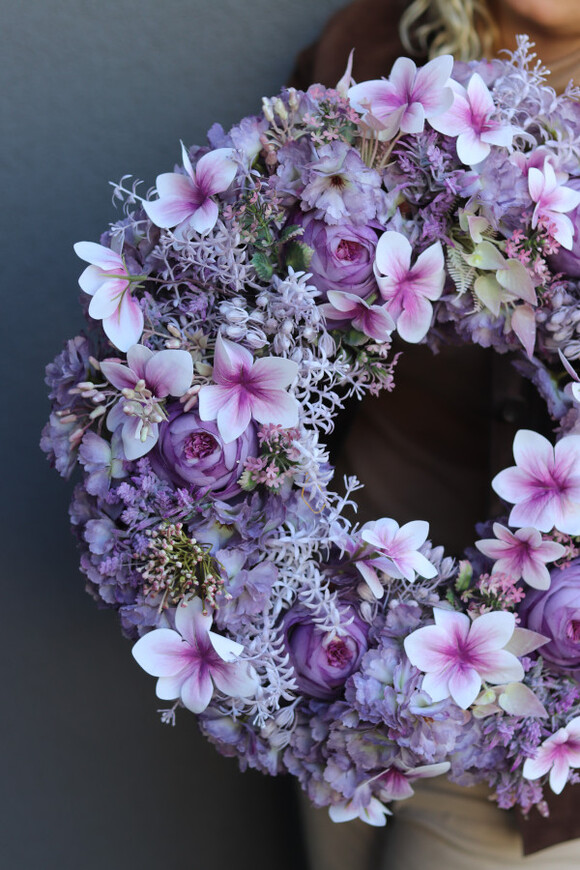 Ysai Prime, fioletowy wianek na drzwi