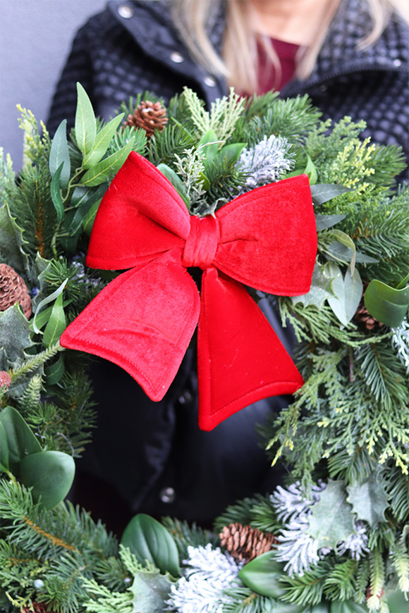 Red Velvety, bożonarodzeniowy wianek z kokardą