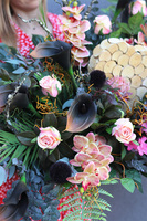 Big Dorissa, duża wiązanka nagrobna z kaliami