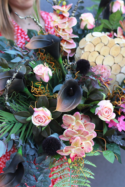 Big Dorissa, duża wiązanka nagrobna z kaliami