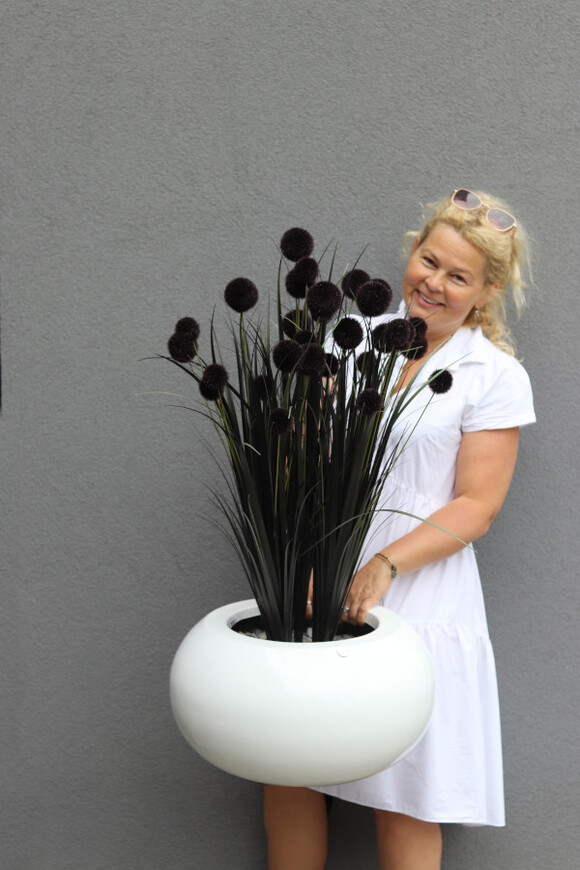 Black Mars Fiberglass, sztuczna czarna trawa w białej donicy