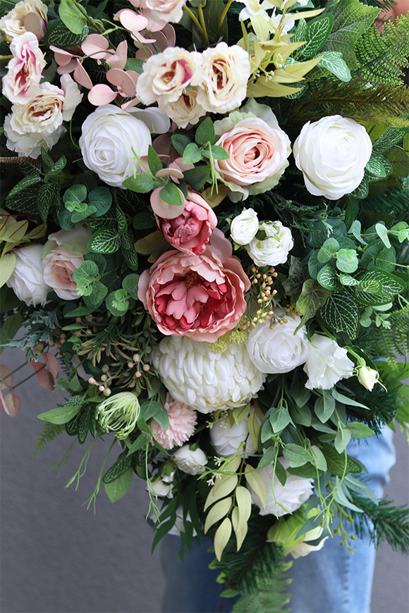 Różowy Anioł, elegancka wiązanka nagrobna