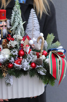 Efektowny, stroik świąteczny z dziadkiem