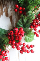 Koralowy, zimowy wianek z owocami i dzwonkiem