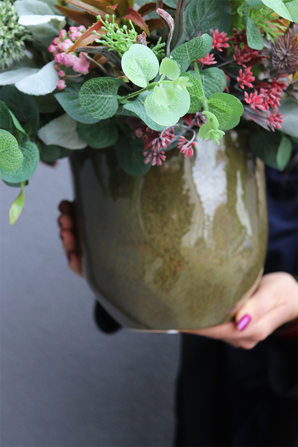 Adelita Olive, efektowna kompozycja kwiatowa w wazonie, wym. 45x45cm