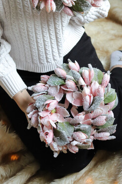 Mroźna Magnolia, zimowy wianek kwiatowy na drzwi, śr.30cm