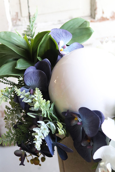 Laos Dekoriano, kompozycja kwiatowa w podłużnym naczyniu - łódce, dł.85cm 