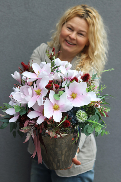 Adelita Silver, efektowna kompozycja kwiatowa w srebrnym wazonie, wys.50cm