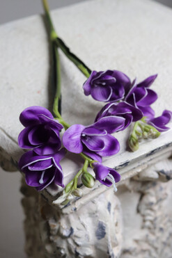 Frezje, gumowe sztuczne kwiaty, gałązka fioletowa, dł.55cm