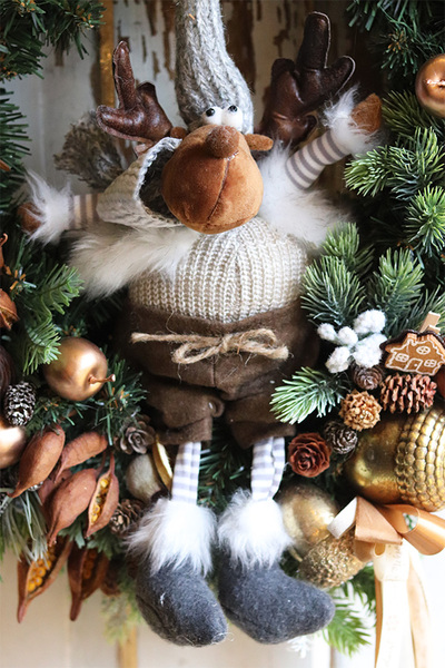 Reniferro, świąteczny wianek z lalką